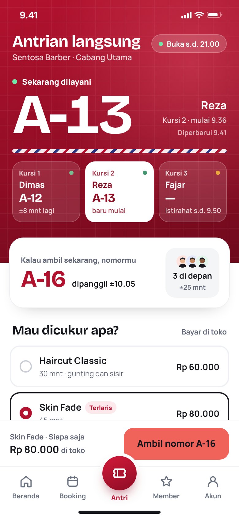 Pelanggan mengambil nomor antrian dari HP